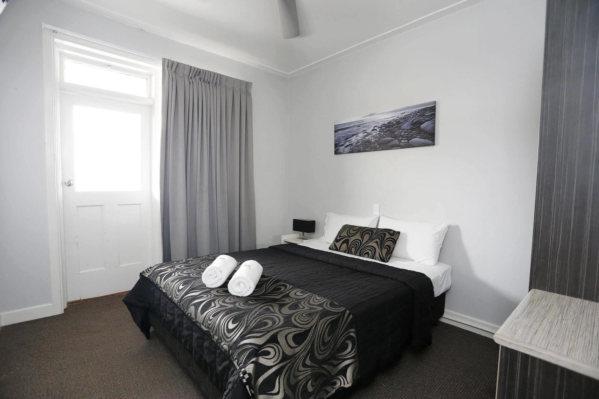 The Lakes Hotel Entrance Buitenkant foto