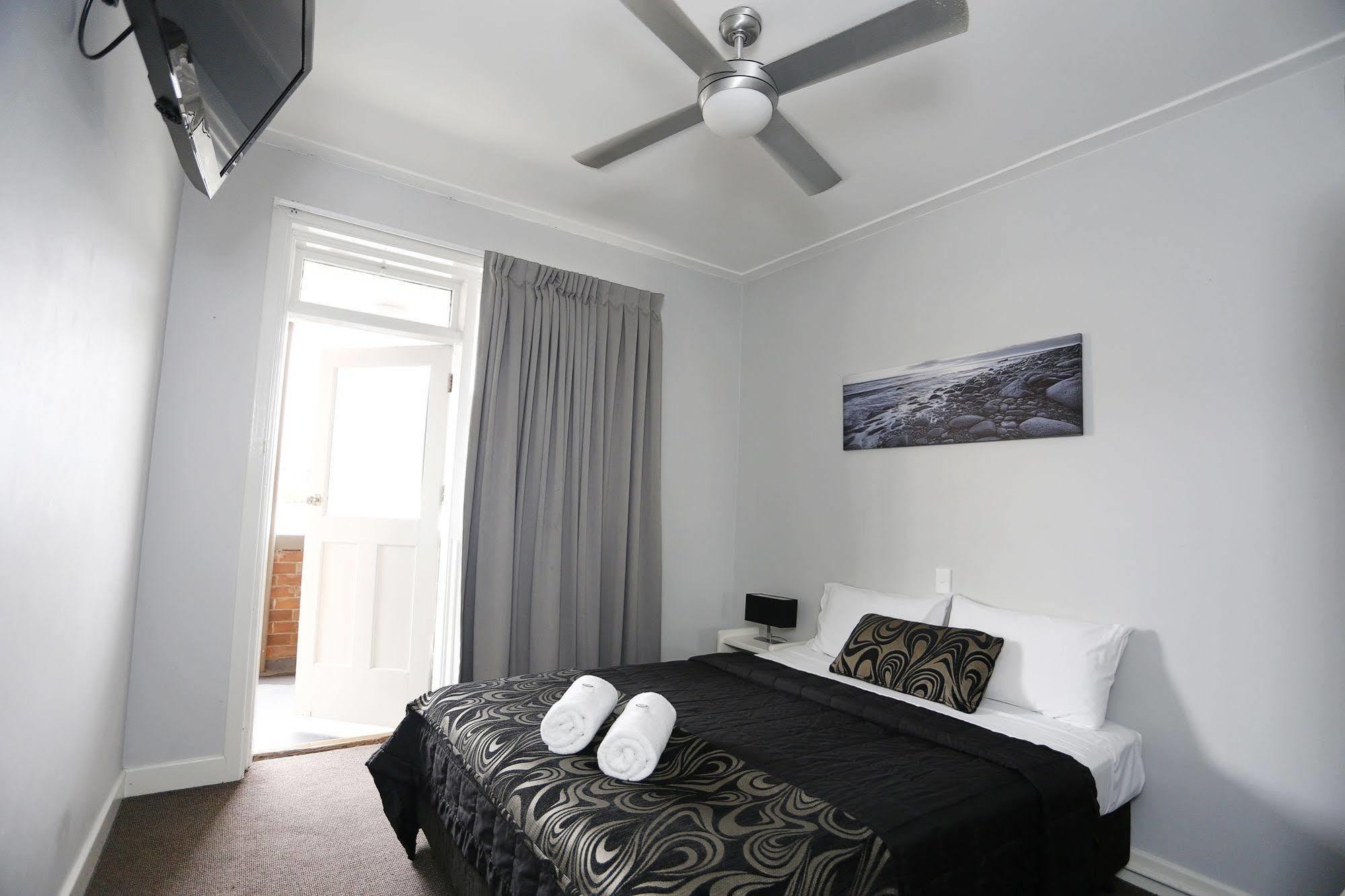 The Lakes Hotel Entrance Buitenkant foto