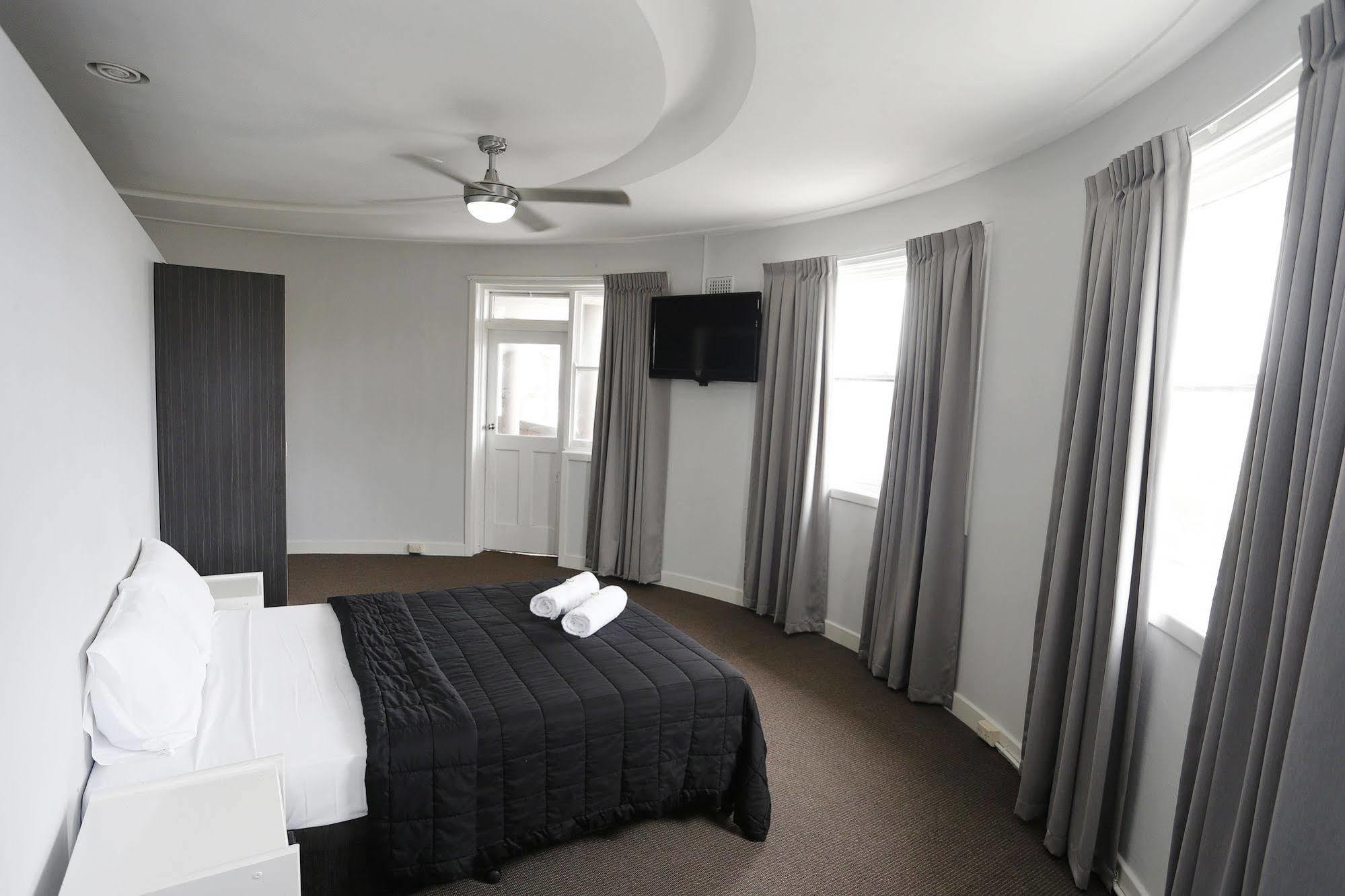 The Lakes Hotel Entrance Buitenkant foto
