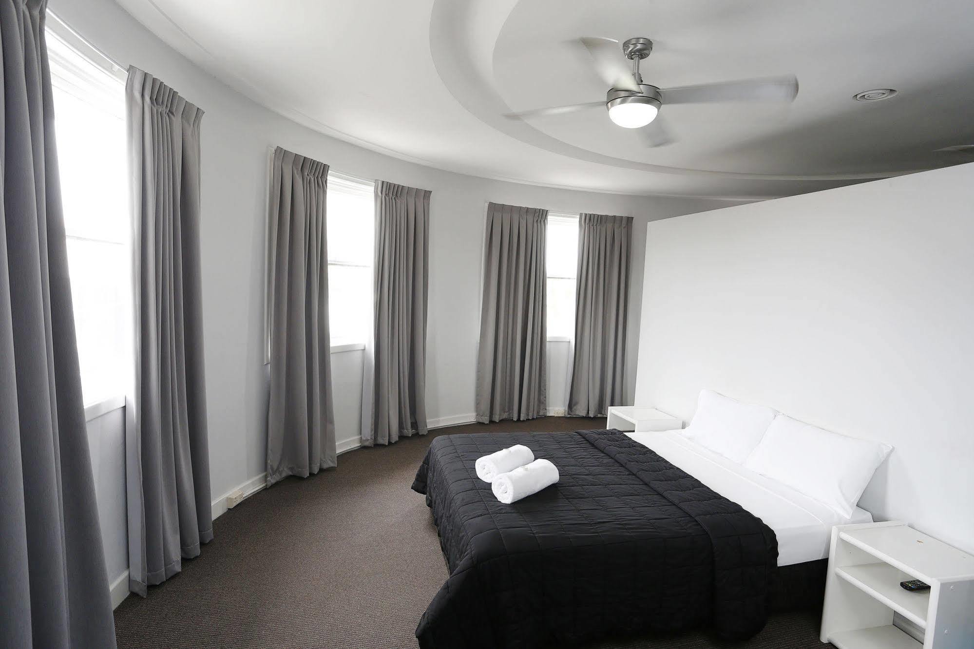 The Lakes Hotel Entrance Buitenkant foto
