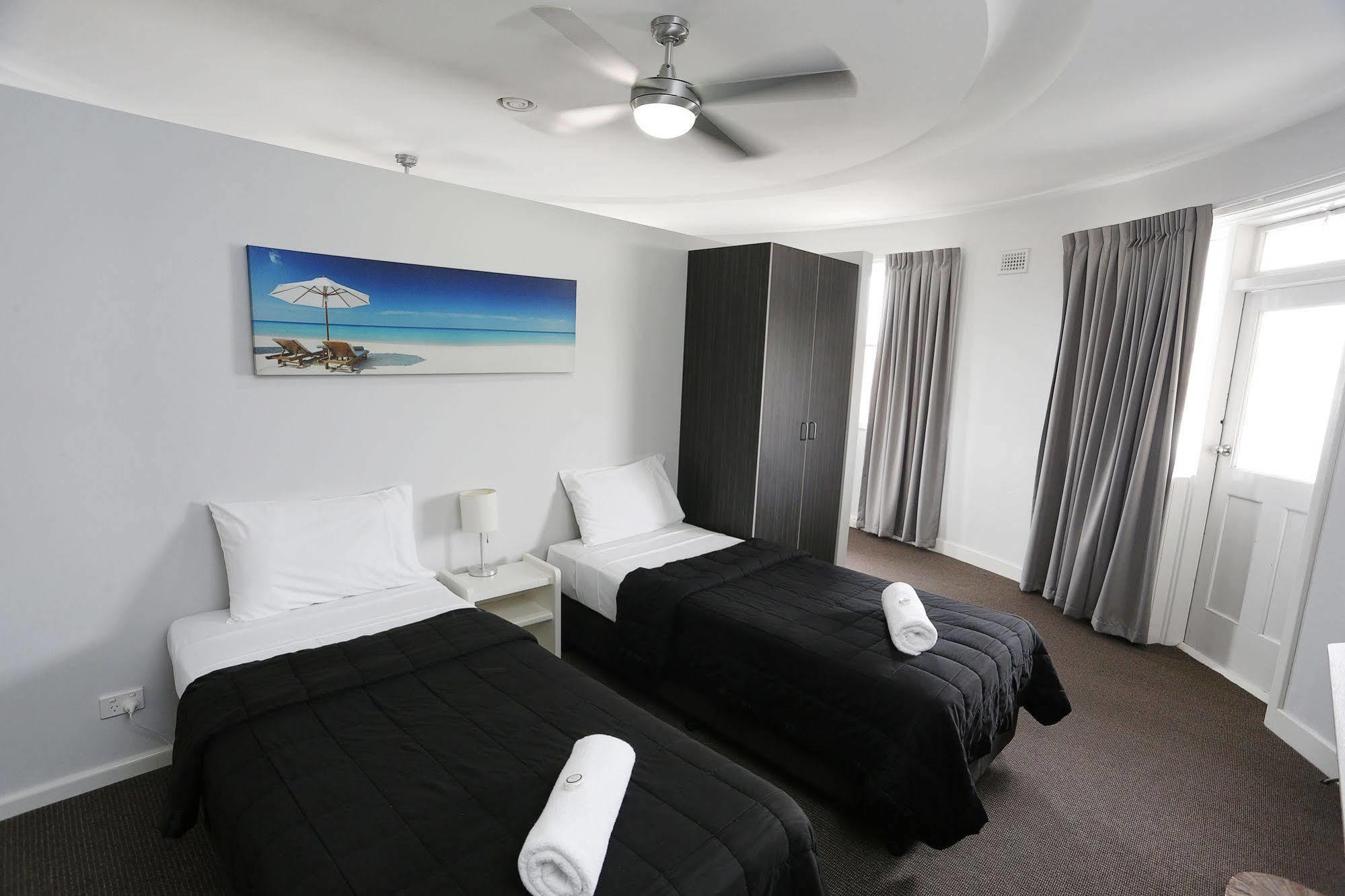 The Lakes Hotel Entrance Buitenkant foto